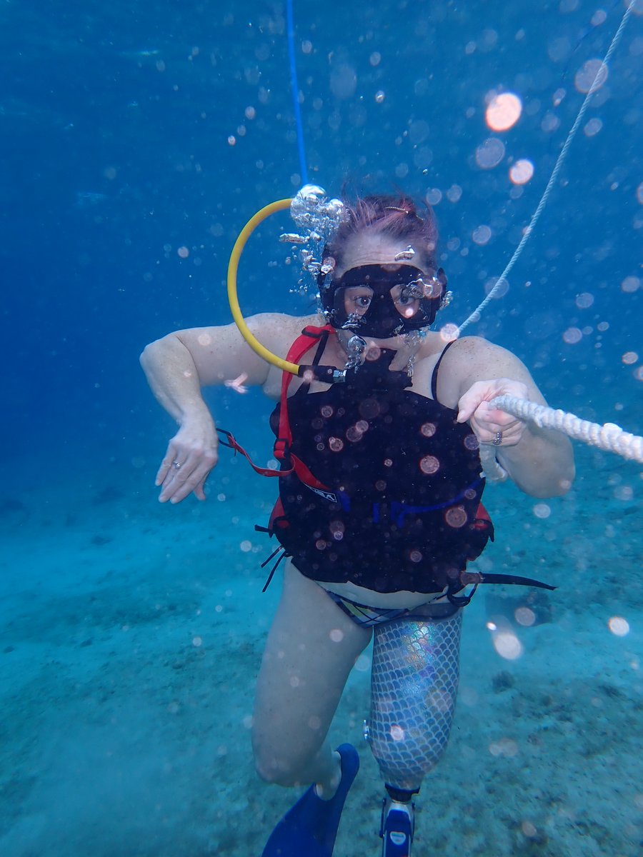 Marley Gibson scuba diving with prosthetic leg
